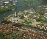 805587 Luchtfoto van de electrische centrale van de PEGUS (Provinciaal en Gemeentelijk Utrechts Stroomleveringsbedrijf, ...